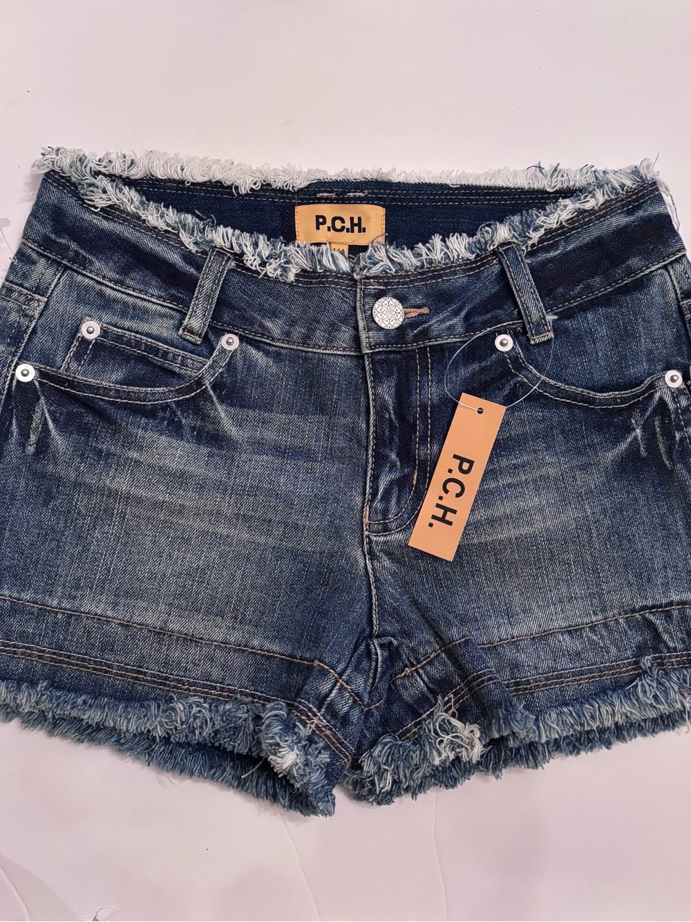 Frayed Hem Denim Shorts in Dark Blue Wash